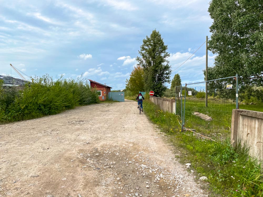 Cycling until the end of the Kipsala island